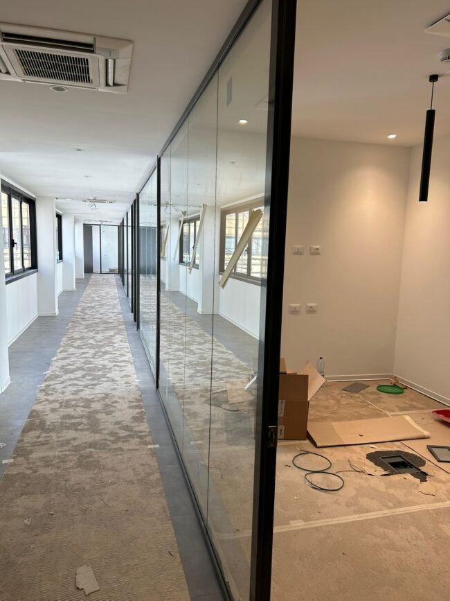 Brick Costruzioni cantiere Rada Fiuminicno Roma allestimento vetrata
